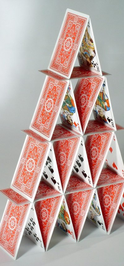 蜘蛛纸牌 App 操作界面，玩家正在拖动一张黑桃牌到目标列，牌面高亮显示可放置位置